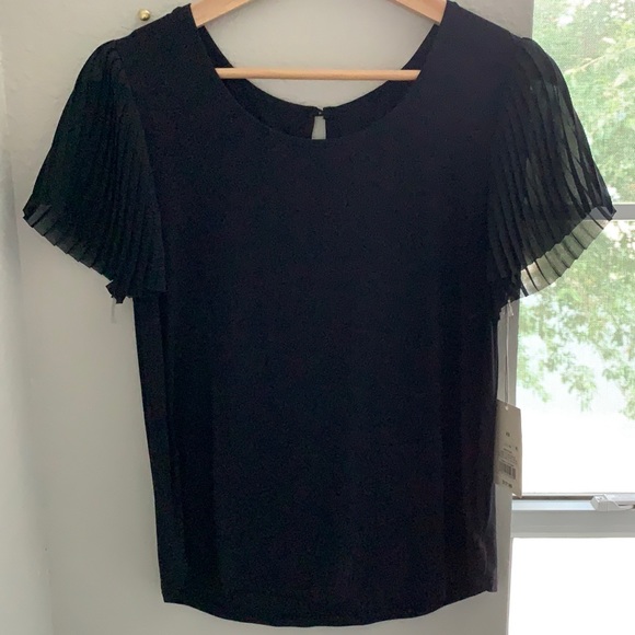 Tops - NWT Short sleeve classic black top